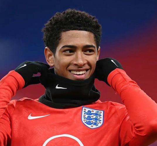 近15年谷歌每年搜索量最高球员：C罗10次断崖领先，梅西仅1次（过去15年谷歌年度最热球员榜：C罗10次遥遥领先，梅西仅一次）