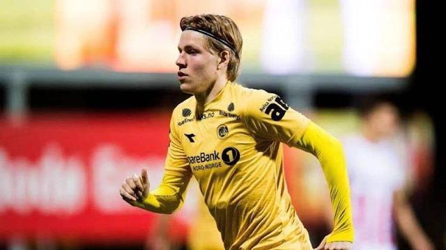 记者：汪士钦这张红牌就是多年来中国足球陋习的真实写照（记者：汪士钦染红，恰是中国足球多年积弊的缩影）