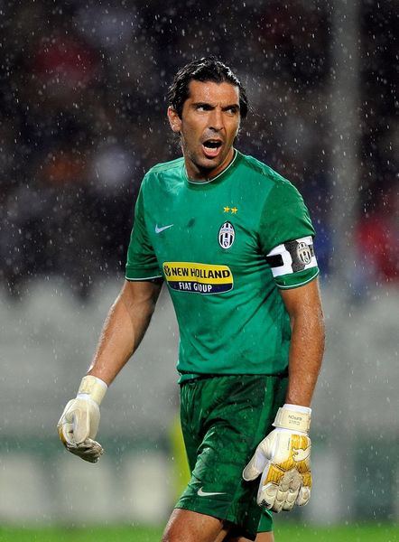 TA：皇马寻求引进后卫和中场；他们愿听取对罗德里戈的报价（TA：皇马欲补强后卫与中场，罗德里戈报价可谈）