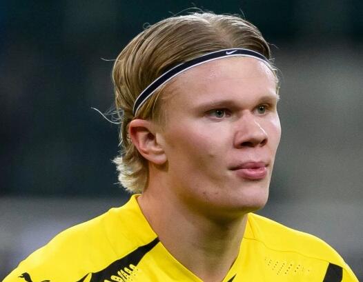 为了球队就算断腿也愿意，40岁的C罗再次夺冠泪洒赛场（为球队拼到断腿也无悔，40岁C罗再夺冠，赛场潸然泪下）